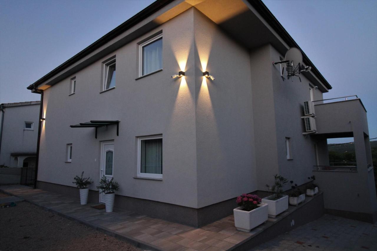 Apartments Klaudija Cizici Exterior photo